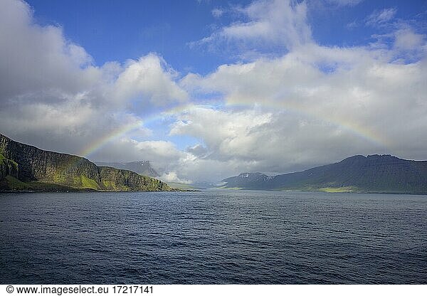 Regenbogen  Einfahrt in den Fjord von  Seydisfjördur  Austurland  Island  Europa
