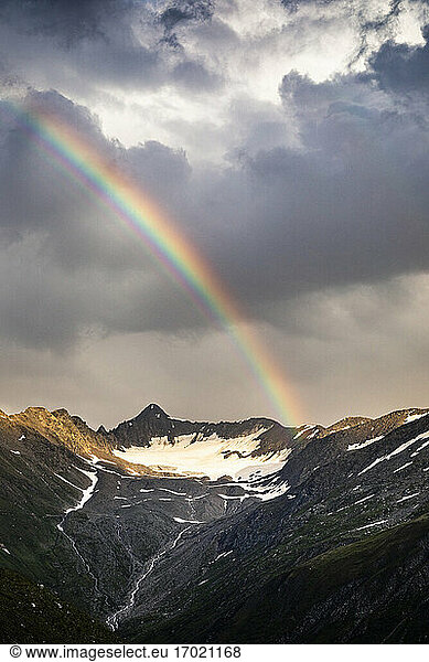 Regenbogen in Berglandschaft
