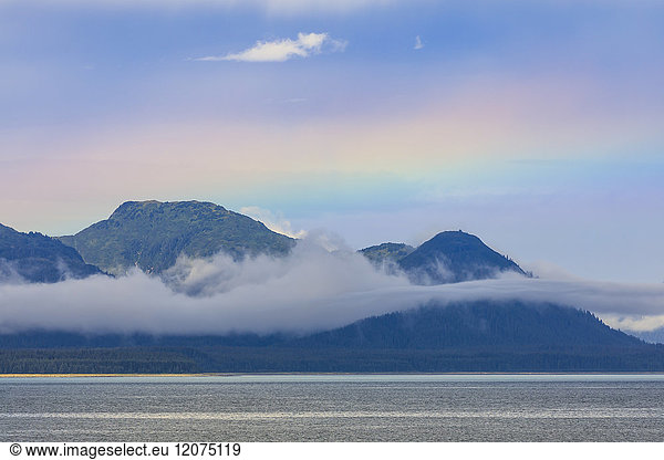 Regenbogenfarben und tief hängender Nebel über der Icy Strait  zwischen Chichagof Island und dem Glacier Bay National Park  UNESCO-Weltkulturerbe  Alaska  Vereinigte Staaten von Amerika  Nordamerika