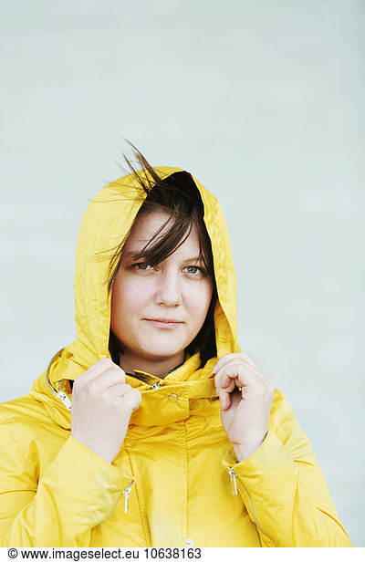 Regenmantel junge Frau junge Frauen Portrait