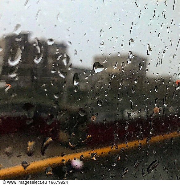 Regentropfen auf einem Autofenster