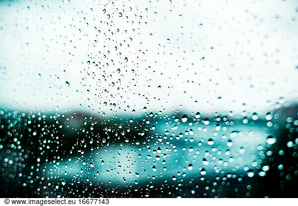 Regentropfen auf einem Fenster bei kaltem Wetter