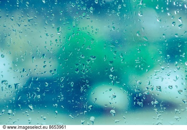 Regentropfen auf Glasscheibe