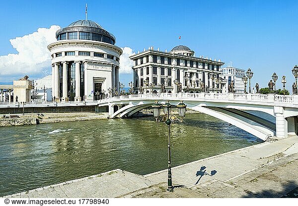 Regierungsgebäude  Finanzpolizei  Ministerium für Auswärtige Angelegenheiten  Kunstbrücke  Skopje  Mazedonien  Europa