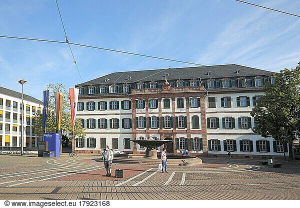 Regierungspräsidium  Kollegiengebäude erbaut 1777 -1780 mit Landesflagge  EU-Flagge  Nationalflagge  hessisch  deutsch am Luisenplatz  Darmstadt  Bergstraße  Hessen  Deutschland  Europa
