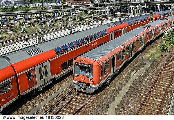 Regionalexpress  S-Bahn  Hauptbahnhof  Hamburg  Deutschland  Europa