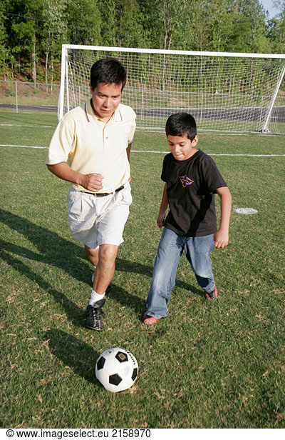 Regionen Park  Hispanic Vater  Mann  Sohn  Soccer Ball. Birmingham. Alabama. USA.