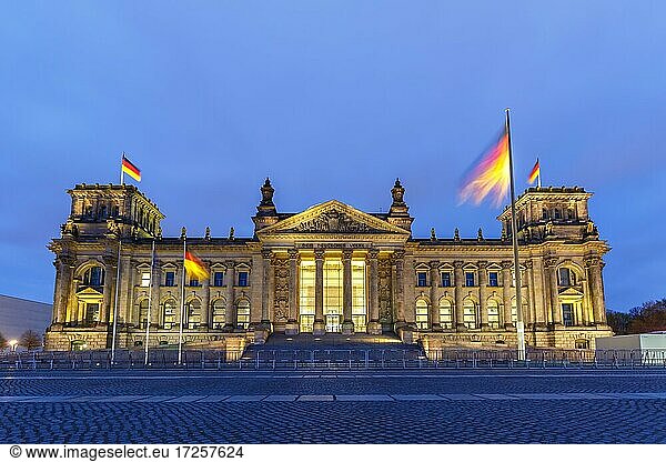 Reichstag Bundestag Regierung Parlament Reichstagsgebäude Textfreiraum Copyspace Abend Nacht in Berlin  Deutschland  Europa