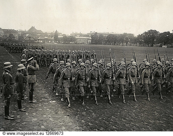 Reichswehrparade zum Geburtstag von Präsident Hindenburg  2. Oktober 1933. Künstler: Unbekannt.