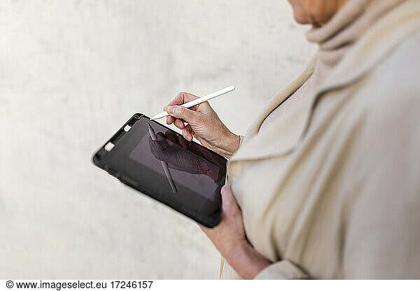 Reife Frau mit digitalem Tablet