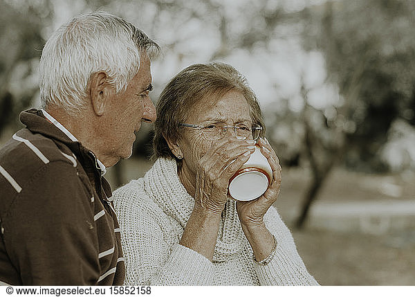 Reife Frau mit Ehemann  die Tee oder Kaffee trinkt.reife Frauen  die Tee trinken
