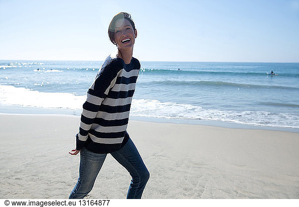 Reife Frau mit gestreiftem Oberteil  Newport Beach  Kalifornien  USA