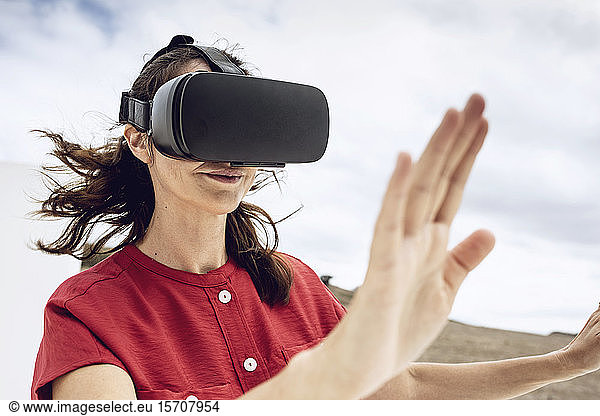 Reife Frau mit VR-Brille