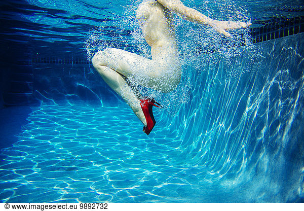 Reife Frau  nackt  nur mit roten High Heels  Unterwasseransicht  tiefer Schnitt