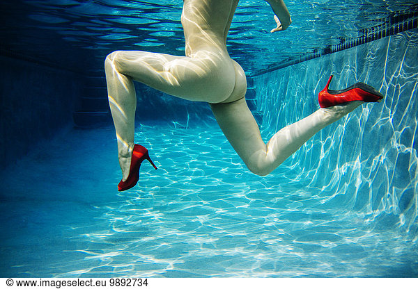 Reife Frau  nackt  nur mit roten High Heels  Unterwasseransicht  tiefer Schnitt