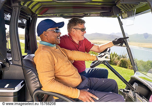 Reife Männer im Golfwagen