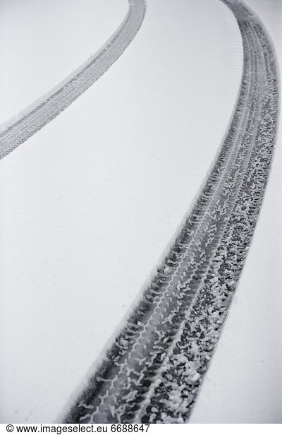 Reifen Spuren im Schnee