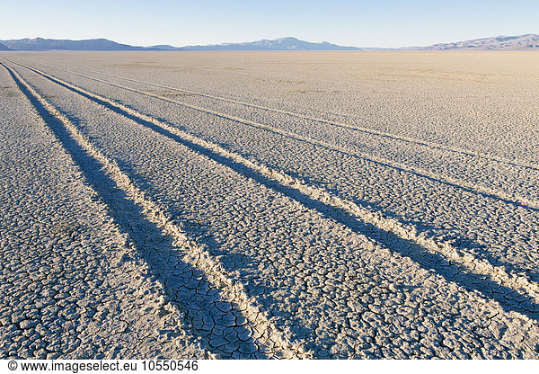 Reifenspuren auf der trockenen Oberfläche der Wüste.