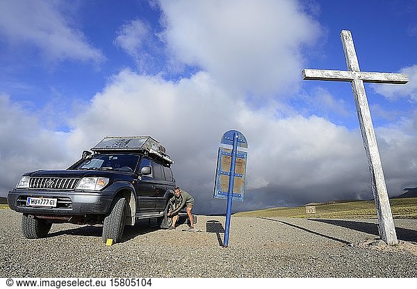 Reifenwechsel an einem Geländewagen Land Cruiser beim Cruz del Paramillos Uspallata Provinz Mendoza Argentinien Südamerika