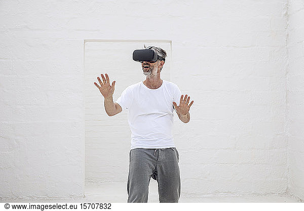 Reifer Mann entdeckt leeren Raum mit VR-Brille
