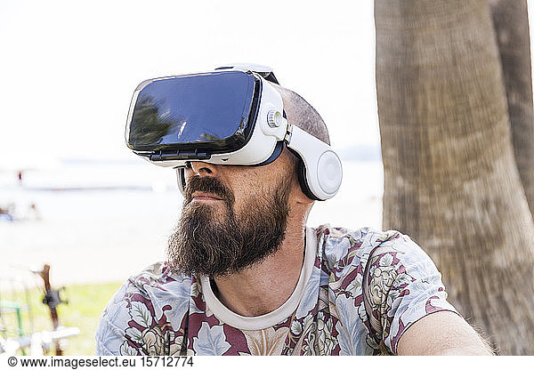 Reifer Mann mit Brille für virtuelle Realität