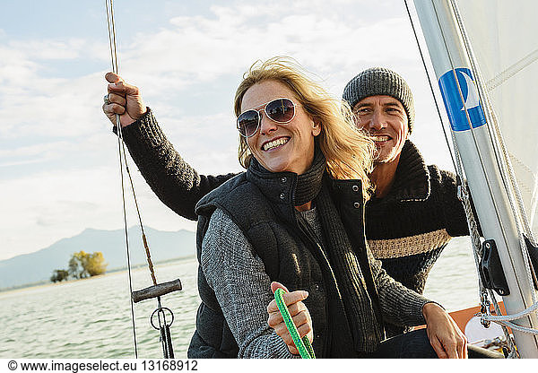 Reifes Paar auf Segelboot  lächelnd