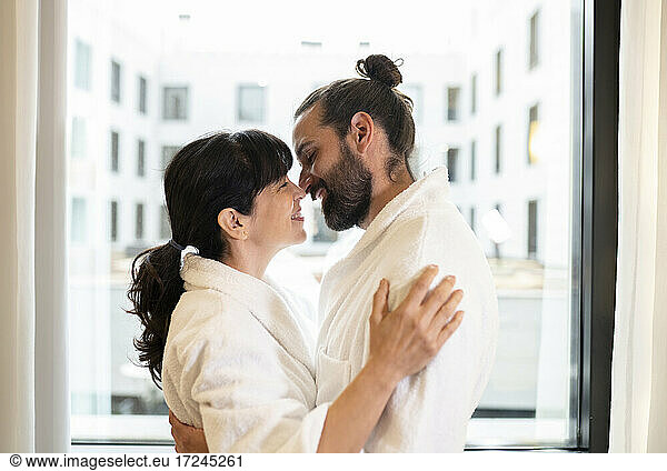 Reifes Paar macht Romantik in Hotelsuite