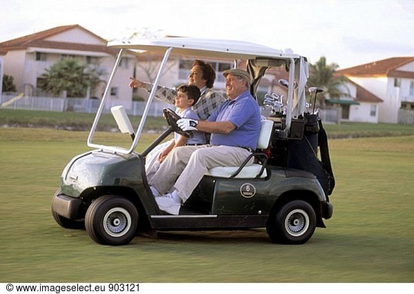 reifes Paar mit Enkel in ein Golf-cart
