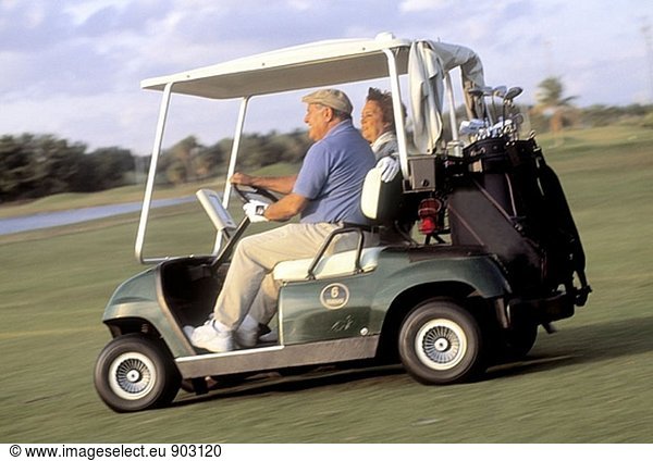reifes Paar Reiten ein Golf-cart