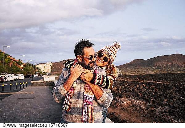 Reifes Paar umarmt sich  Teneriffa  Spanien