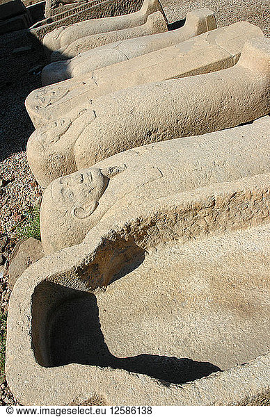 Reihe leerer Sarkophage aus gemeißeltem Stein im Innenhof des Hathor-Tempels.
