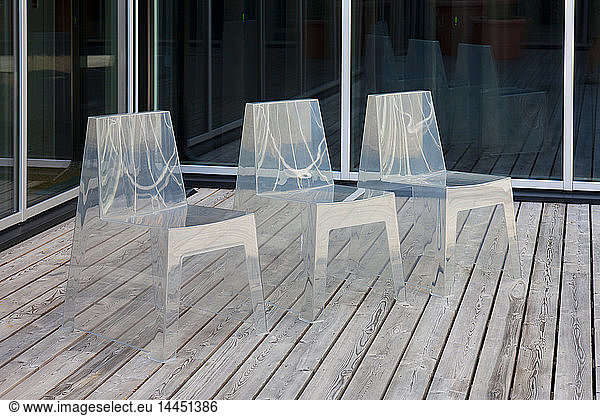 Reihe moderner transluzenter Stühle