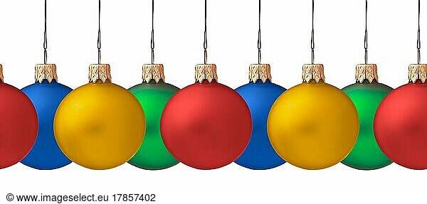 Reihe von hängenden Weihnachtskugeln vor weißem Hintergrund  nahtlos horizontal