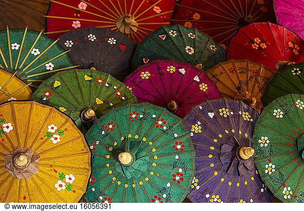 Reihen von bunten Regenschirmen