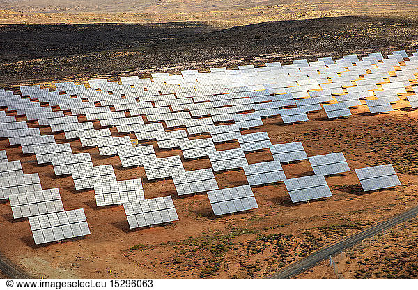 Reihen von Sonnenkollektoren in arider Landschaft  Luftaufnahme  Kapstadt  Westkap  Südafrika
