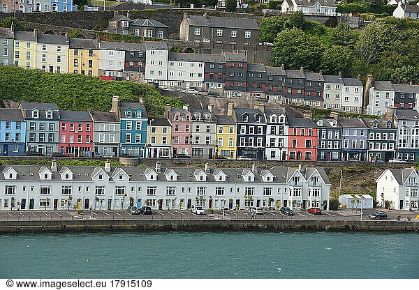 Reihenhäuser in Cobh  an der Küste des Hafens von Cork  Grafschaft Cork  Munster  Republik Irland  Europa