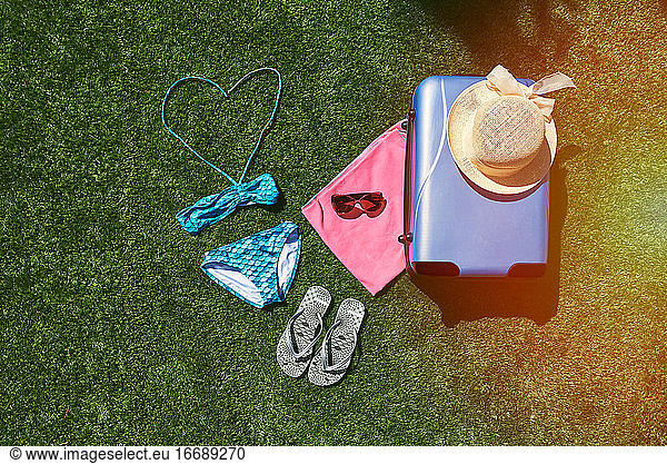Reisegepäck für den Sommerurlaub mit Gras im Hintergrund.