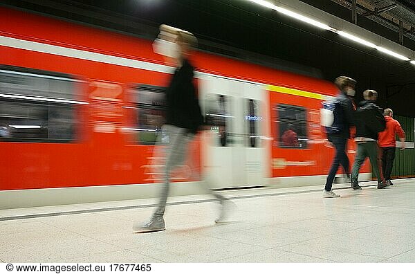 Reisende  einfahrende S-Bahn  Hauptbahnhof  Stuttgart  Baden-Württemberg  Deutschland  Europa
