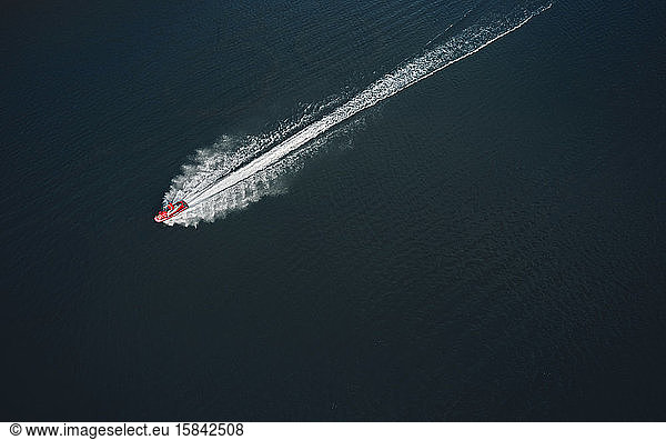 Reisende fahren Motorboot auf Fluss