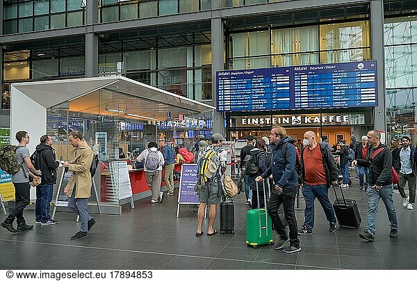 Reisende  Warten  Auskunft  Info-Schalter  Hauptbahnhof  Berlin  Deutschland  Europa