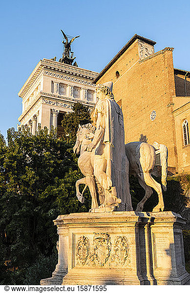 Reiterstandbild auf dem Campidoglio (Kapitolshügel) und Vittoriano oder Altare della Patria  Rom  Latium  Italien  Europa