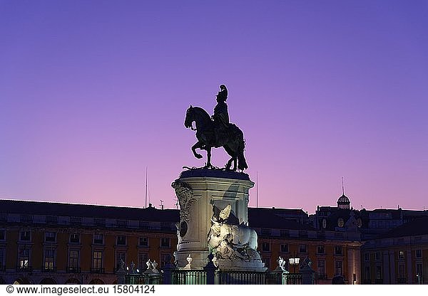 Reiterstandbild von König José I.  Silhouette  Blaue Stunde  Praca do Comercio  Baixa  Lissabon  Portugal  Europa