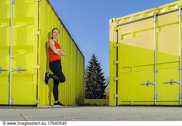 relaxend  Frau beim Fitnesstraining  Schorndorf  Baden-Württemberg  Deutschland  Europa