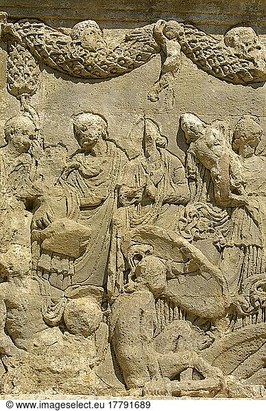 Relief  Alter Triumphbogen  Ausgrabungsstätte Glanum  St.-Remy-de-Provence  Bouches-du-Rhone  Provence  Südfrankreich  römisches Mausoleum