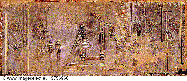 Relief  das einen thronenden Dareios I. darstellt  der einen medischen Würdenträger empfängt  achämenisch um 500 v. Chr. Persepolis  Persien.