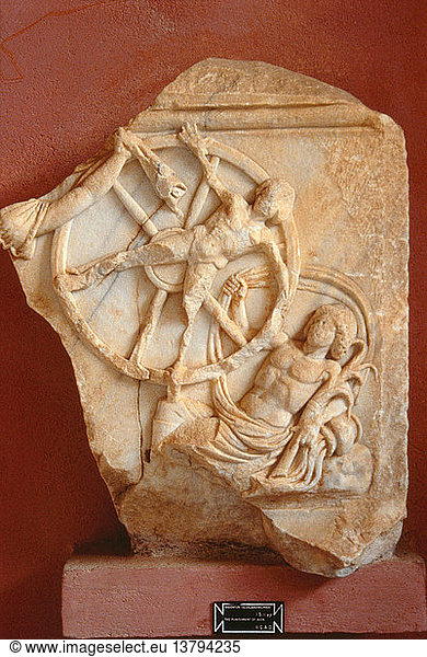Relief  das Ixion  den Vater der Kentauren  zeigt  wie er von Zeus zur Strafe für seinen Versuch  Hera zu verführen  gefoltert wird  Türkei. Hellenistisch. Zeitraum/ 2. Jh. n. Chr. Seite