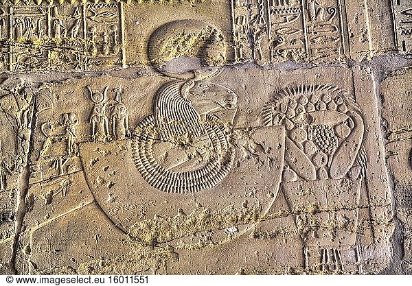 Relief der Gottheit  Tempel von Ramses III  Karnak-Tempelkomplex  UNESCO-Weltkulturerbe  Luxor  Ägypten