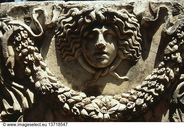 Relief des Medusenhauptes  umgeben von Schlangen und Girlande  aus einem Steinsarkophag  Türkei. Hellenistisch. 2. Jh. n. Chr. Seite.