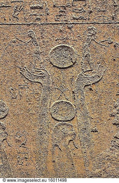 Relief des Pharaos auf dem Sarkophag  Grabmal von Ramses IV  KV2  Tal der Könige  UNESCO-Weltkulturerbe  Luxor  Ägypten