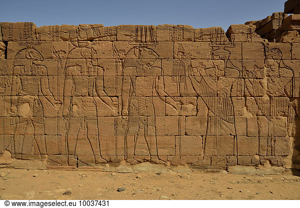 Relief einer Götterprozession mit den Gottheiten Apedemak Amun und Horus am Löwen-Tempel für den Löwen-Gott Apedemak Naga Schwarze Pharaonen Nubien Nahr an-Nil Sudan Afrika